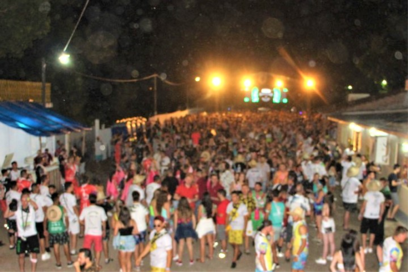 FOLIÕES ANIMARAM O CARNAVAL